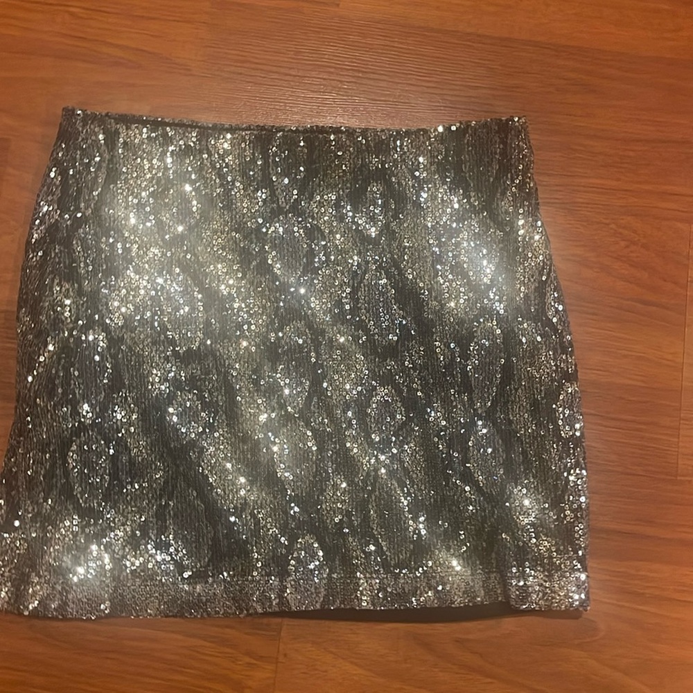 Very beautiful evening short skirt, elastic waistband. Lined skirt